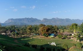 Pung-waan Ban Huai Maenam Noi